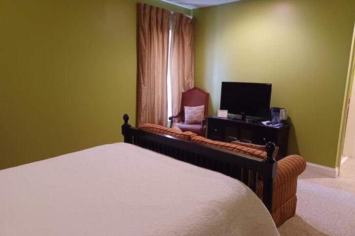 Natchez Manor Bed & Breakfast