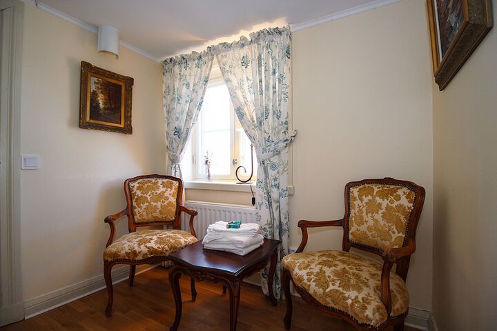 Room 27 of 81