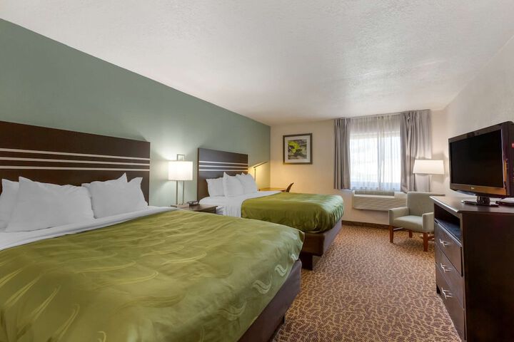 2 Queen Beds (3 of 4)