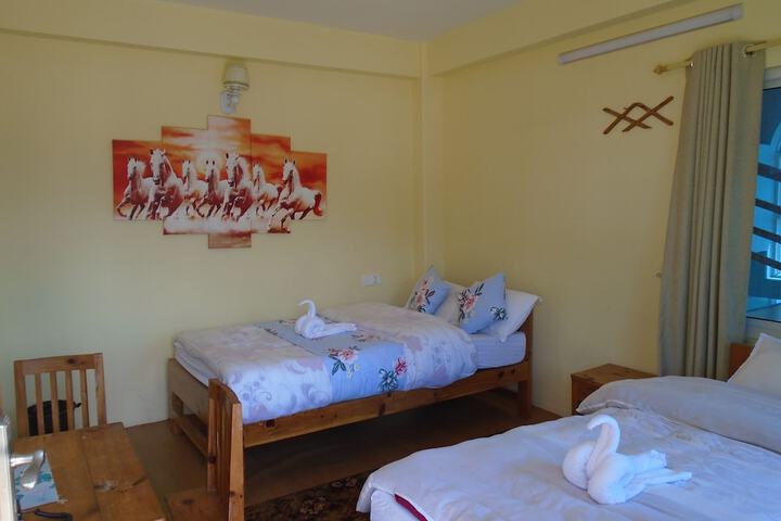 Room 4 of 9