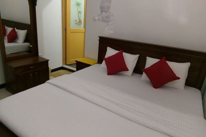Room 5 of 9