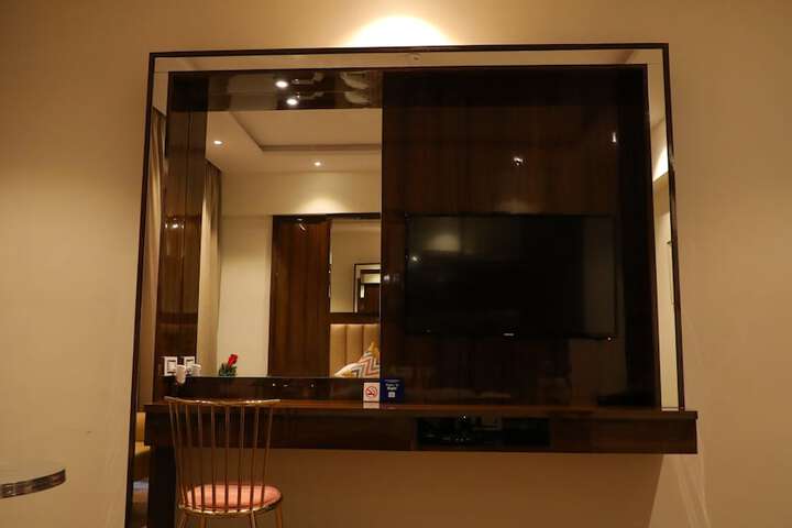 Room 11 of 32