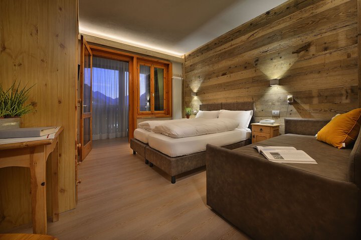 Room 10 of 77