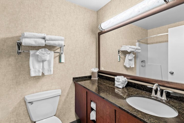 Accessible 1 Queen Accessible Walk in Shower Sofa Bed Microwave and Refrigerator WiFi Full Breakfast (9 of 16)