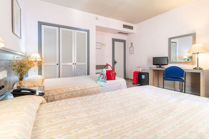 Room 4 of 20