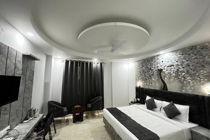 Room 13 of 24