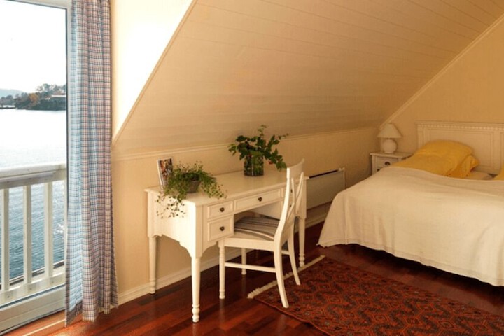 Room 6 of 13