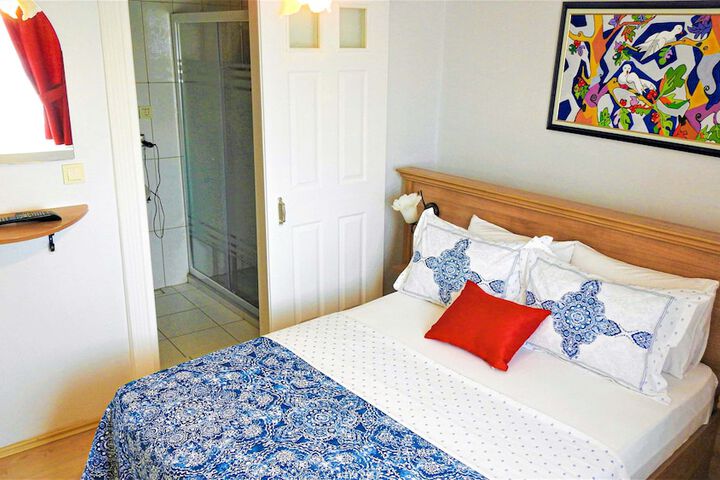 Room 6 of 33