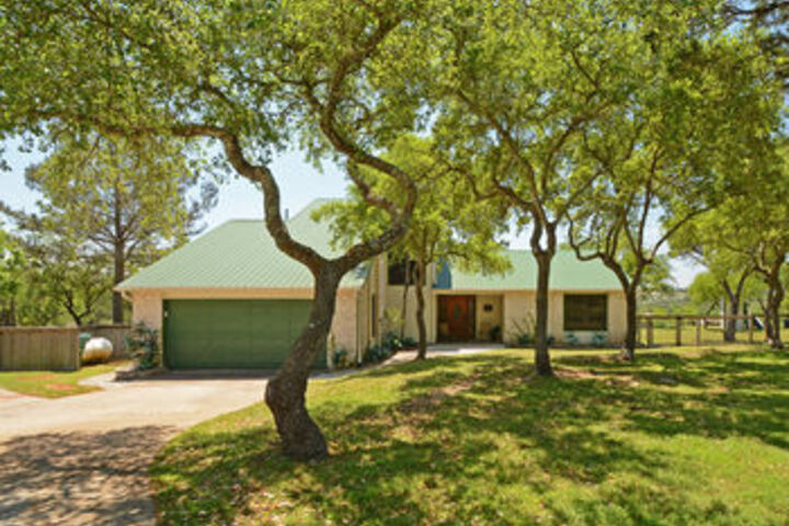 3BR Hill Country Lodge with Hot Tub by RedAwning