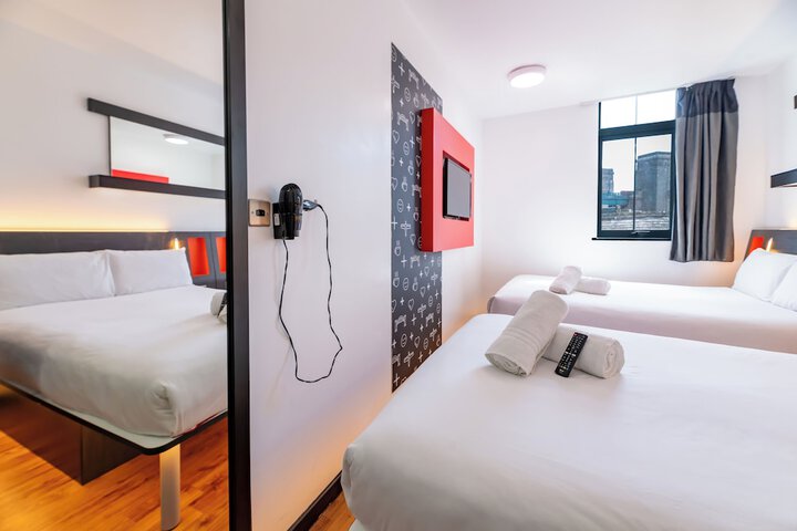 Room 7 of 103
