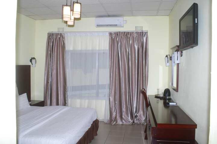 Room 10 of 48