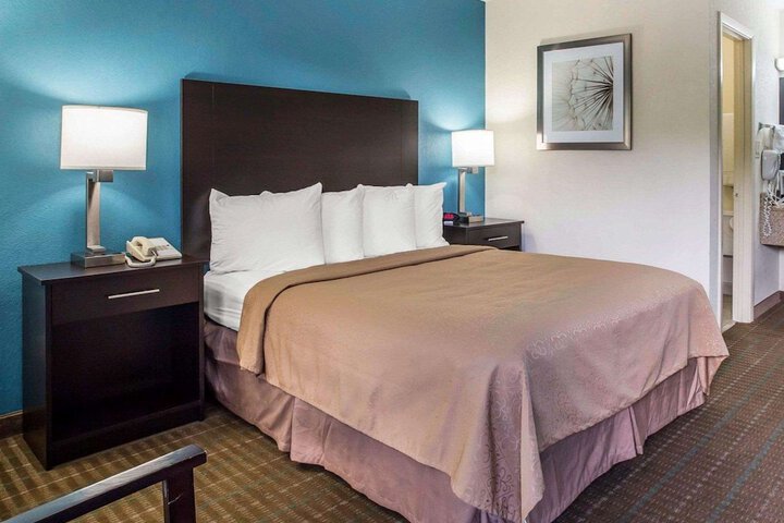 1 Queen Bed (1 of 5)