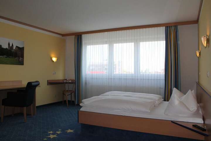 Room 12 of 34