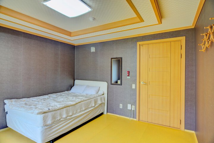 Room 10 of 34