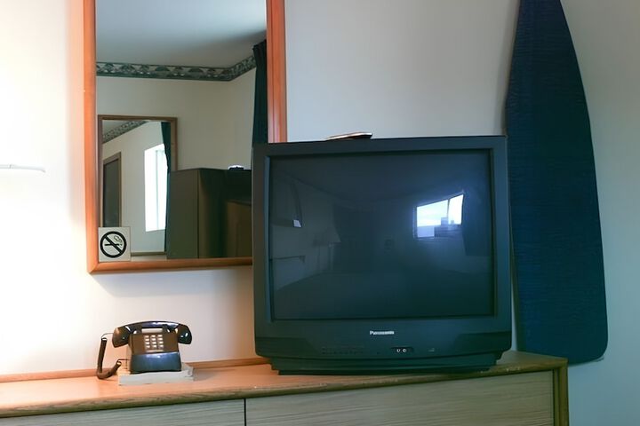 Room 6 of 13
