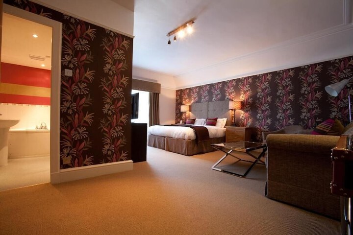 Room 25 of 42
