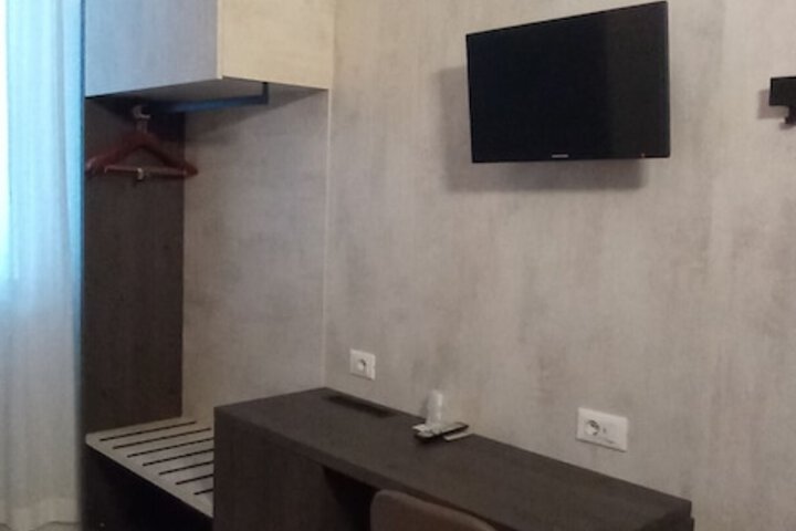 Room 8 of 27