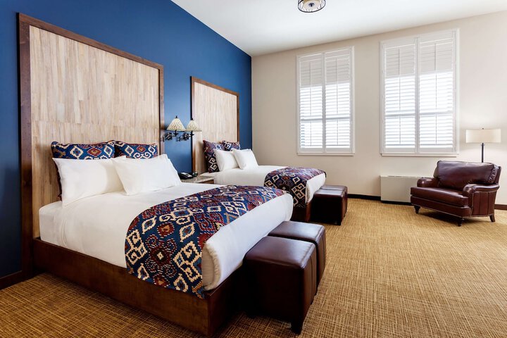 1 Queen Bed (3 of 25)