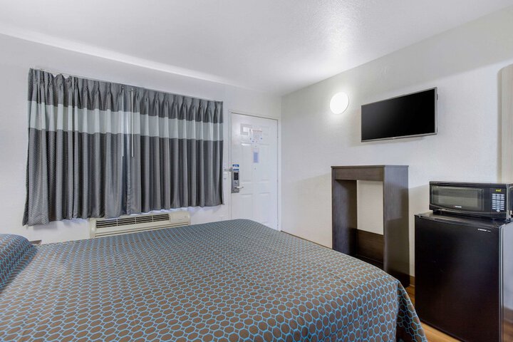 Queen Bed Accessible (13 of 14)