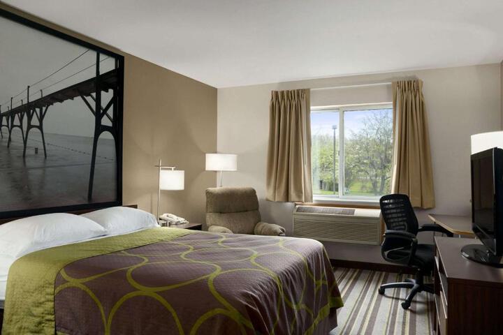 1 Queen Bed (6 of 17)