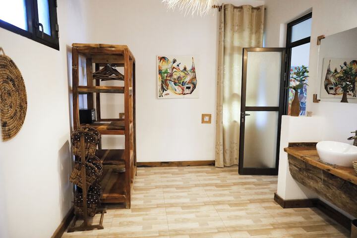 Room 5 of 293