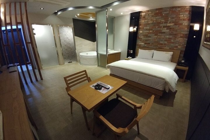 Room 5 of 13
