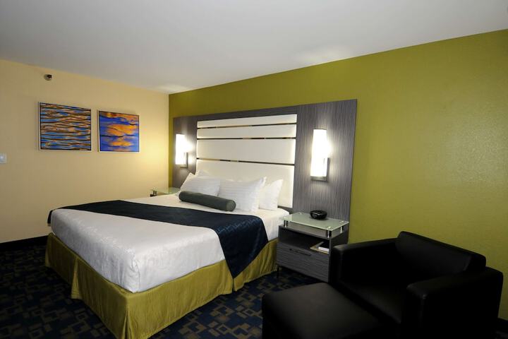 1 King Bed Microwave and Refrigerator WiFi Full Breakfast (14 of 17)
