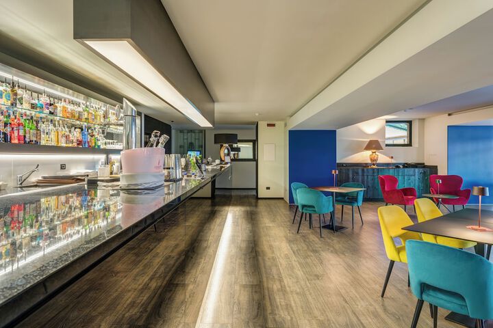 Lounge 52 of 64