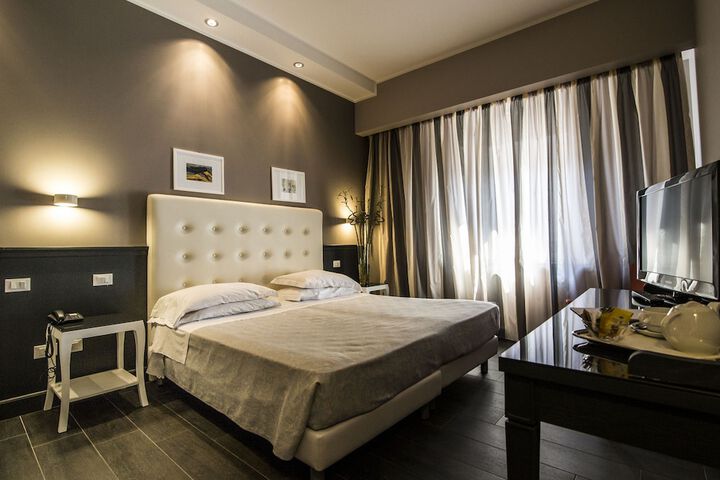 Room 5 of 32