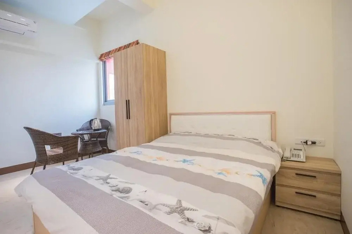 Room 6 of 9