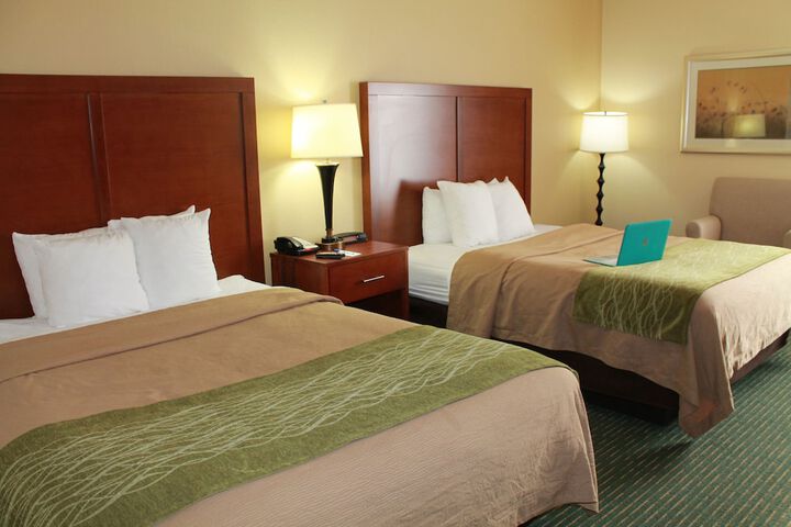 2 Queen Beds (10 of 10)