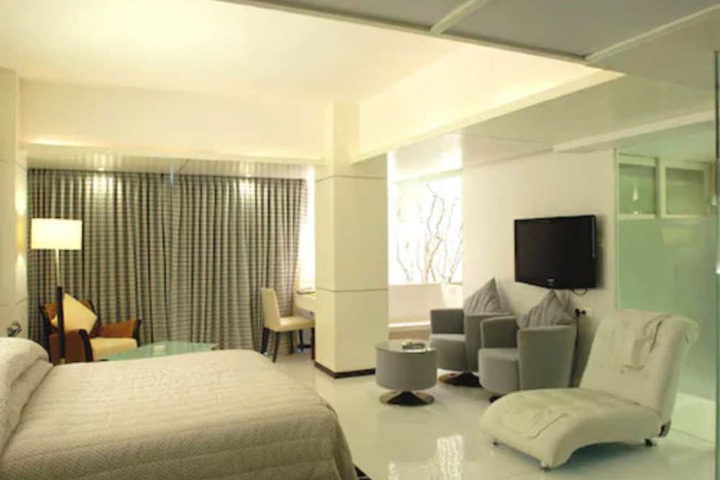 Room 10 of 35