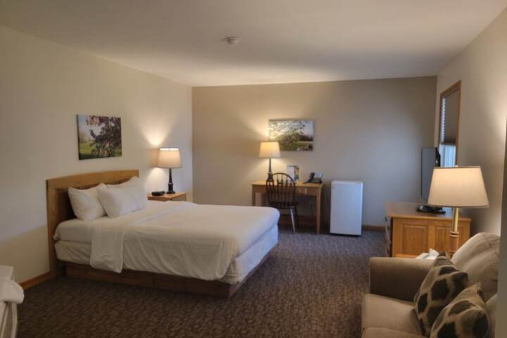 Deluxe Queen Bed Jetted Tub (3 of 3)