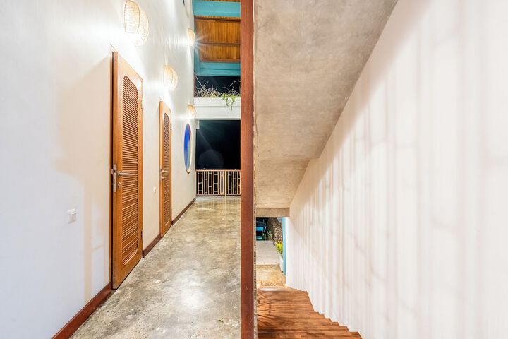 Room 2 of 77