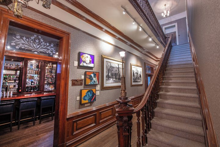 Lobby lounge