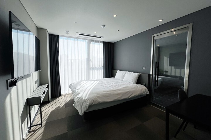 Room 20 of 33