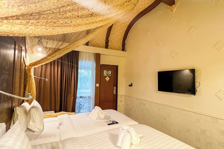 Room 52 of 221