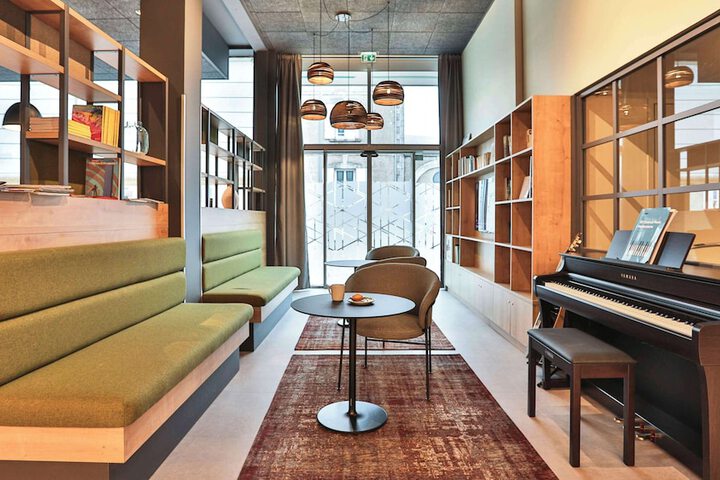 Lounge 43 of 70