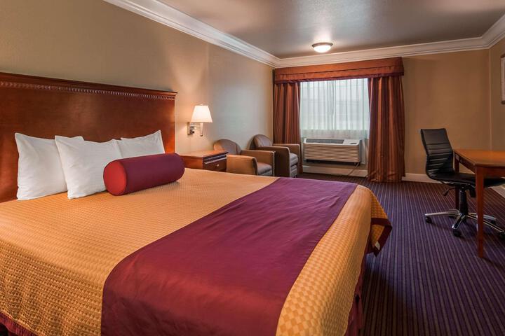 1 King Bed Microwave and Refrigerator WiFi Continental Breakfast (12 of 13)