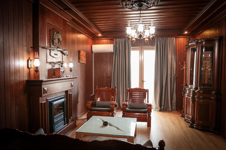 Room 4 of 10