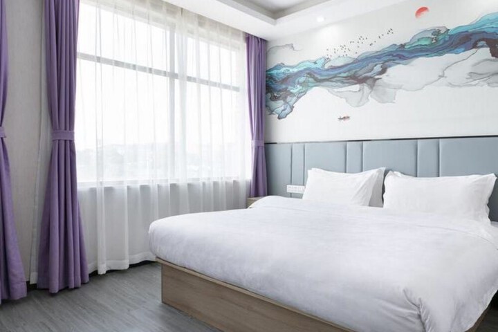 Room 8 of 18