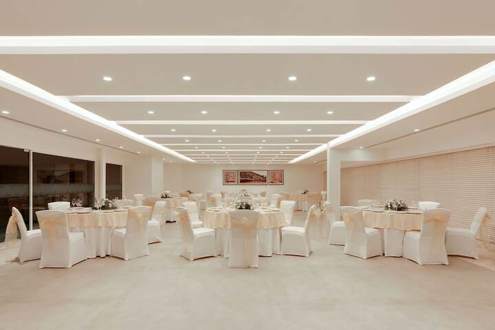 Ballroom/Hall 76 of 94