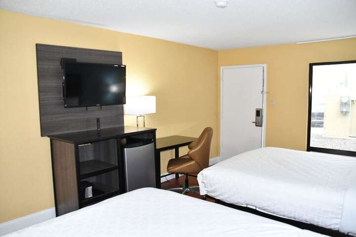 2 Queen Beds (8 of 13)