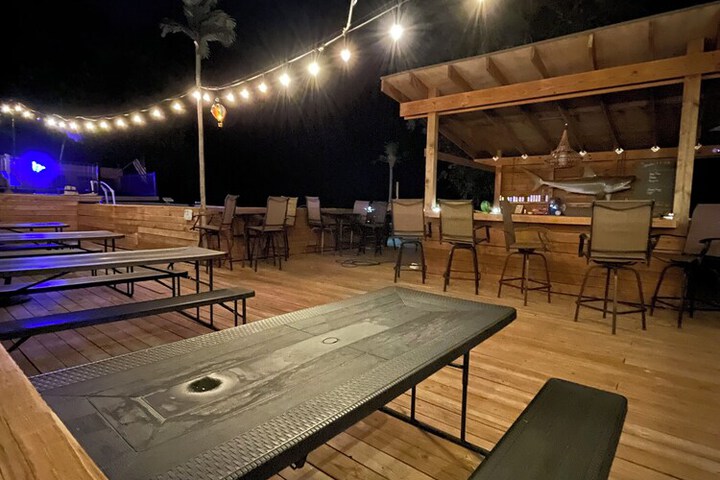 Lounge 13 of 26