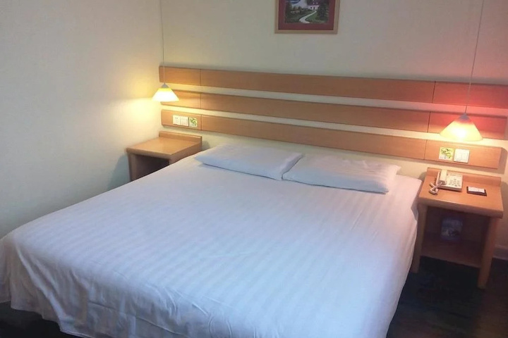 Room 6 of 9