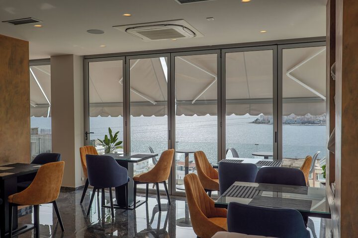 Lounge 146 of 171