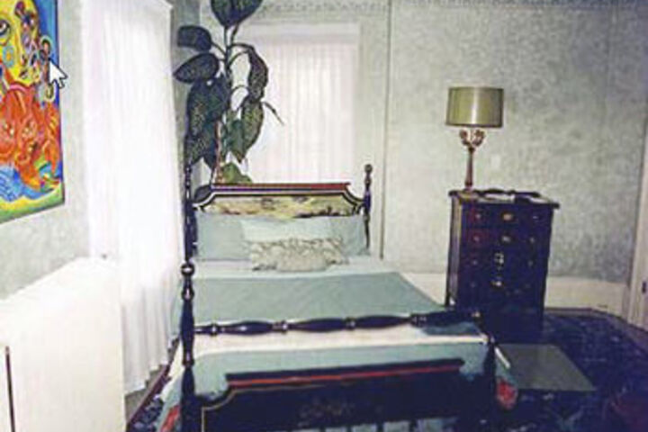 Room 4 of 8