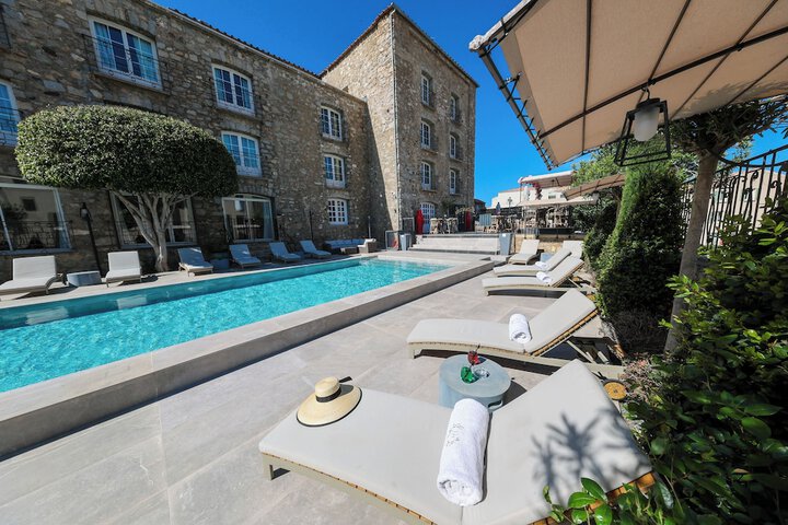 Pool 76 of 121
