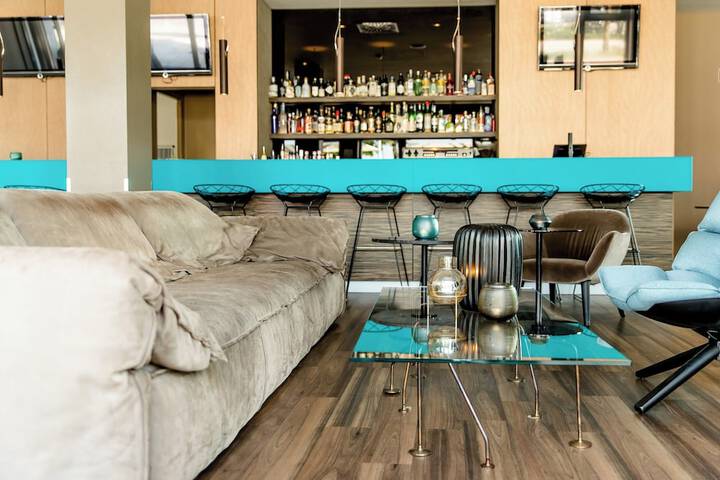 Lounge 19 of 31