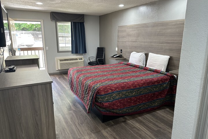 Room 4 of 9